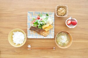Fumino Kimura Instagram - ***
今日の朝ごはんでした。

さけのバター醤油焼き
白菜とお豆腐の豚汁風
たまごやき
ベーコン入りポテサラ
ネギまぜ納豆
あまりん🍓

洋風に寄せた方がいいって分かっていても
どうしても納豆が食べたい時ってありますよね。

みんなは粒派？ひき割り派？

そろそろいちご狩りに行きたいです🍓