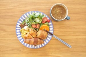 Fumino Kimura Instagram - ***
こんばんは！
ガッツリ１食プレートでした。
作るのは好きなんだけどね
食べるのはあまり興味が無いので
一日一食で済むならその方が、、
と考えてこうなりがちです。
一食で一日の栄養取ろうとするの。
身体には全然良くないです。笑

モリモリサラダ
ベーコンとスクランブルエッグ
サーモンフライ
クロワッサンとパンオショコラ
自家製オニオンスープ
みかん

普段ごはん食なので
たまに食べるクロワッサンが好き。
甘いものも普段は食べないけど
海外の朝ごはんで出る
パンオショコラも絶対食べちゃう。

そんな事を思い出しながら🤭

さて、十分のんびりしたし
次の国へ飛び立つ準備しないと✈️