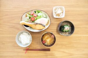 Fumino Kimura Instagram - ***
お久しぶりです！
今日の朝ごはんは焼き魚定食でした！
甘塩サケ、目玉焼き、納豆
ちょっこっとサラダに
きゅうりとカニカマの和え物
ほうれん草のおひたし
じゃがいもと玉ねぎのおみそ汁。

2022年も終わりますねぇ。
皆さんはどんな1年でしたか？？
私は、悩んでもがいて
自分の生き方ということと
随分向き合った1年になりました。
おかげさまで沢山のサプライズが
駆け込んできてくれて
2023は変化と向上の年になりそうです！
もがき苦しんだ分答えもちゃんと
やってきてくれるものですね。

本年もたくさん支えていただき
大変お世話になりました！！
2023年も
関わって下さる方々に
ハッピーをお届けできるよう
精進して参ります🙇✨

みなさま、どうぞ良いお年をお迎え下さい🎍🎊

YouTube割と更新頻度高めなので
お正月のお供に是非遊びに来て下さい🤭☀️
リンクはプロフィールに張ってあります。