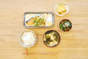 Fumino Kimura Instagram - ***
先日のごはんでした。

大好きさけカマ
間引き人参のかき揚げ
甘めのたまご焼き
ほうれん草のおひたし
わかめとお豆腐と
お揚げさんのおみそ汁

多めにあげたかき揚げは
おやつで食べちゃいました
自分で作ると罪悪感どこいったです。