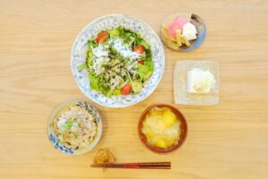 Fumino Kimura Instagram - ***
先日のごはんでした

1週間のラストですね！
楽しい夢を見られますように。

さんまと舞茸の土鍋ご飯
メインにしちゃった和風大根サラダ
デパ地下で衝動買いしてしまったお漬けもの
冷や奴
キャベツとおじゃがのおみそ汁
