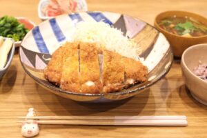 Fumino Kimura Instagram - ***
先日の夜ごはんでした。

夜はあまり食べないのだけど
(朝〜お昼たくさん食べるので)
テレビでとんかつの特集を見てしまい
どうしてもどうしても食べたくなり
作ってしまいました…🤤🍖

薄切りロースを重ねて
チーズミルフィーユとんかつ
筍と結びこんにゃくのさっと煮
菜の花の辛子和え
トマトと新玉ねぎのぽん酢サラダ
なめことお豆腐みつ葉のお味噌汁
雑穀米

金曜日はやることいっぱい！ 
今週ラスト、がんばろー🌷