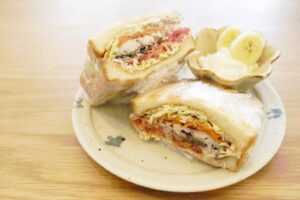 Fumino Kimura Instagram - ***
今日の朝ごはんでした。

トルコ🇹🇷で初めて食べて
すっごい感動したサバサンド
バナナヨーグルト

ちょっとバタバタしてたので
断面が本当にキレイじゃないし
写真もなんだか様子がおかしいけど
こういうところもご愛嬌って事で。笑

ヨーグルトだけささっと食べて
サンドイッチはお弁当にして🧺🌸
今日は大事なところへお出かけです。