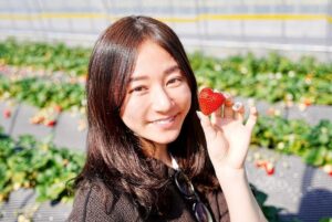 Fumino Kimura Instagram - ***
今日のごはん。

ユッケジャンスープ
じゃがチーズチヂミ
カラフル野菜ナムル

毎年この時に使うお箸置き。
結局お菓子作るまでの余裕は無く
せめての気分だけでも、、🫣💝

オマケの写真はいちご狩りの時の。
そのために栃木に食べに行く程
とちあいかと言う🍓が好きなのですが
実が❤️の型で可愛いので
こちらも雰囲気だけでもそれっぽく。

Happy Valentine💌