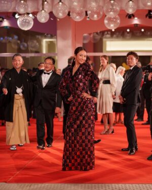 Fumino Kimura Instagram - ***
第79回ベネチア国際映画祭🎬🎊

映画 『LOVELIFE』 @lovelife_movie 
#深田晃司 監督
#砂田アトム さん

2日目は #GUCCI (@gucci )さんの
揺れ動く度にきらめく
総スパンコールが美しいドレスと
ヒールが高いのに足に馴染んで
とても歩きやすいシューズ
そして代表的モチーフのピアスでした！

フィッティング時にGUCCIの皆さんが
サイズの微調整をして下さったお蔭様で
何の心配をする事もなく
全力で歩いてくることが出来ました。
本当に本当にありがとうございました🤝🏻✨

レッドカーペットは
監督、キャストだけでなく
映画制作に、そして配給に
作品を世界へ繋げていくみんなで
一緒に歩くんです。
それはね、すごく家族って感じがするんですよ。

歩き終わったそこには
日本から駆けつけてくれた
苦楽を共にした撮影スタッフのみんなや
日本から私達以上にハードスケジュールで
作品を取材し続けて下さった各新聞社の方々が
深夜にも関わらず笑顔で迎えてくれました。

世界から愛される作品になって
こんな幸せなことないですね
あー、もう泣いちゃうね！

でも私の本番は明日です！！
いよいよ明日(9/9)、LOVELIFEが
日本で産声を上げます。
一体何が起こってるんだろうって
まだそわそわしちゃってるから
早くみんなの顔見てホッとしたいなぁっ笑

ベネチアのみんなの熱量を
日本で待っててくれたみんなに
そのまま持って行くから
お楽しみにして下さい🤭🧡✨

初めてのソロCMちふれから
11年のお付き合い✨
スタイリスト
#申谷弘美 @hiromiyu92
なんと16歳のデビューから
もう19年のご縁🤣
ヘアメイク
#井村曜子 @yoko0410yoko