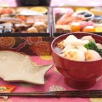 Fumino Kimura Instagram – ***
ご挨拶が遅くなってしまいましたが
今年もどうぞよろしくお願い致します🙇

毎年大好きな和食屋さん
#和楽惣 のお節で始まるのだけど
今年は折角関根さんに教えて貰った
関根家のお雑煮を作りたい！！
と、コツコツ作ってみました。

鶏ももだと思って解凍したら
なんとササミで！
急遽鶏ひき肉を解凍して
鶏団子にしてます。
私が作ると何でも盛り盛りっと
してしまうのはご愛敬で。笑

YouTubeに今日アップしてるので
是非作り方マネしてみてね👩🏻‍🍳
サケと鶏のどちらも
簡単に出来て本当に美味しかった🍲

【料理】突っ込めない木村【お雑煮】
https://youtu.be/chGGoTFoS9s

▶️リンクはトップページにあります

ちなみに包み紙？熨斗？の絵は
和楽惣が10周年かな？の時に
私が書いたご店主関根さん。
あれから10年経った今も
何かとこうやって使ってくれて嬉しい🤭

また明日ね、お休みなさい🫧