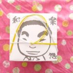 Fumino Kimura Instagram - *** ご挨拶が遅くなってしまいましたが 今年もどうぞよろしくお願い致します🙇 毎年大好きな和食屋さん #和楽惣 のお節で始まるのだけど 今年は折角関根さんに教えて貰った 関根家のお雑煮を作りたい！！ と、コツコツ作ってみました。 鶏ももだと思って解凍したら なんとササミで！ 急遽鶏ひき肉を解凍して 鶏団子にしてます。 私が作ると何でも盛り盛りっと してしまうのはご愛敬で。笑 YouTubeに今日アップしてるので 是非作り方マネしてみてね👩🏻‍🍳 サケと鶏のどちらも 簡単に出来て本当に美味しかった🍲 【料理】突っ込めない木村【お雑煮】 https://youtu.be/chGGoTFoS9s ▶️リンクはトップページにあります ちなみに包み紙？熨斗？の絵は 和楽惣が10周年かな？の時に 私が書いたご店主関根さん。 あれから10年経った今も 何かとこうやって使ってくれて嬉しい🤭 また明日ね、お休みなさい🫧