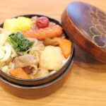 Fumino Kimura Instagram - *** いつかのお弁当。 ぶたじゃが 竹輪ときゅうりの辛子マヨ和え だし巻きたまご ホウレンソウのさっぱり和え コロンと残ってたウィンナー 雑穀米ごはん #ふるきみ のおかあさんの梅干し 奥能登にある農家民宿#ふるきみ のおかあさんが持たせてくれた梅干し。 今まで食べた中で一番好きで 無くなっては送って貰ってました。 またひと瓶無くなったよ また送って貰えるの楽しみにしてるね！！ 江戸切子かと思うような 美しいクヌギの紋様が広がる #大野製炭工場 の木炭は 今でもうちの玄関に鎮座してます。 玄関に木炭、とても良いんですって🪵 奥能登と言えば海草の森！ #木ノ浦ビレッジ では 私のYouTube初投稿動画で 大変お世話になりました。 ビジネスに農業にダイビングに マルチに大活躍でカッコ良かったなぁ✨ 移住組のみんなは 生まれて初めて捌いてます！ って言いながら手作りの ぶりしゃぶご馳走してくれて それが美味しくて美味しくて 食べて飲んで語り合って そんな時間が大好きだから 復興の時に足繁く通うね。 他にも番組のプレゼント企画でも 選ばせて貰った#ふくべ鍛冶 さんや 美味しいでしょ、ふふ🤭って 自分のところのお酒が本当に好きな事が 伝わってくる酒蔵案内をしてくれた #松波酒造 の聖子さん 今は何も力になれなくてごめんなさい。 またみんなで大好きな時間を過ごせますように。 そしてこれを見てくれた方 一にも二にも備えです！！ よく聞く三日分の備え、は 命の分水嶺である72時間を 耐え抜くための備えでもあるそうです。 ご家族や大切な方々との避難場所の確認も 必ずしておいて下さいね🙏🏻 🕊️奥能登はこんなに素敵なところです🕊️ 🎥よんなな @yonnana_people ▶️【奥能登に生きる】 https://youtube.com/@yonnana?si=X3glga1nkafr8w89 スクリーンショットして貰って リンク長押しでコピーできるので 是非遊びに行ってみて下さい。 能登の素敵が詰まってます！！ ●●●共感していただけたら●●● ふるさと納税で復興を支えてください https://www.city.suzu.lg.jp/site/hurusato-nouzei/4025.html 長くなってごめんなさい！ 好きなひと、もの、ことって 勝手にシェアしたくなっちゃうっ許してっ みんなはどんな一日でしたか？ また明日ね、おやふみ🫰🏻✨