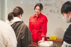 Fumino Kimura Instagram - ***
2023年も終わりますね！
今年一番のイベントだった
カレンダーお渡し会が
無事に皆さんに喜んでいただけて
ほんとーーーにホッとしました。
こうやって会いに来てくれたり
陰ながらだったり
昔のよしみで気にはしてくれたり
コメントやお手紙だったり
いつもどんな時も
あらゆる形で支えて頂いて
そのお陰様で1年駆け抜けてこられました。
お帰りって言ってくれて
作品楽しみにしてくれるから
私の居場所があるんだなって
強く感じた愛溢れる2023年でした。

トップにお渡し会ダイジェストのURL貼っておくので
行けなかったよ〜って方覗いてみてください🎥✨
雰囲気だけでも楽しんで貰えると思います♡

📷撮影
#瀬浪歌央
@cfoef8256 
#関一也
@10kazuya10 
💄ヘアメイク
#石邑麻由 
@mayu_ishimura 
👗スタイリスト
#岡本純子 さん
🐰special thanks
2310チーム
#フジライフサポート のみなさん
https://fls-s.net/sns/

来年の目標はなにかなぁ
マンボウ、トド、ラッコに会いたい
まず海に戻りたいなぁ🐡🦭🦦

あとは2024年は私が
『アダン』という作品でデビューしてから
20周年だそうで…

そうで…

ファンミーティング…
私出来ること本当にないんだけど
なんとかかんとか
最初から最後まで楽しんで貰える
試行錯誤…できるかなぁ
あ、でも2023年で一番感じたのは
独りじゃない、仲間がいるってこと。
楽しみにしてくれるみんながいてくれること。

なんか頑張れる気がしてきた！
ちゃんと覚悟決まったらお知らせしますね🚩

よし、それではさよなら2023年！
みなさんも良いお年をお迎え下さい😁✨