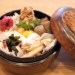 Fumino Kimura Instagram - *** 今日のお弁当でした。 フライドチキン ベーコンときのこのバター醤油炒め クラシックなたまご焼き おかかこんにゃく タコとわかめの酢の物 雑穀米ごはん #ふるきみ のおかあさんお手製梅干し クリスマスだったから の、チキン入れてみました🎄 ほうれん草のお浸しもあったのに 入れ忘れて来ちゃった勿体ない。 そしてお弁当作れたそういう時に 現場でお弁当出るんだよねぇ。 あるある🥹