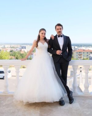 Furkan Andıç Instagram - Uçan gelin ve sahiplenen yönetmen tutuşu :)(: