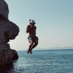 Furkan Andıç Instagram - Zamanın saniyeler ve dakikalarla değil de kahkahalar ve güzelliklerle geçtiği günler 🌊⛵️🌞🍸🍀