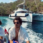 Furkan Andıç Instagram - Zamanın saniyeler ve dakikalarla değil de kahkahalar ve güzelliklerle geçtiği günler 🌊⛵️🌞🍸🍀