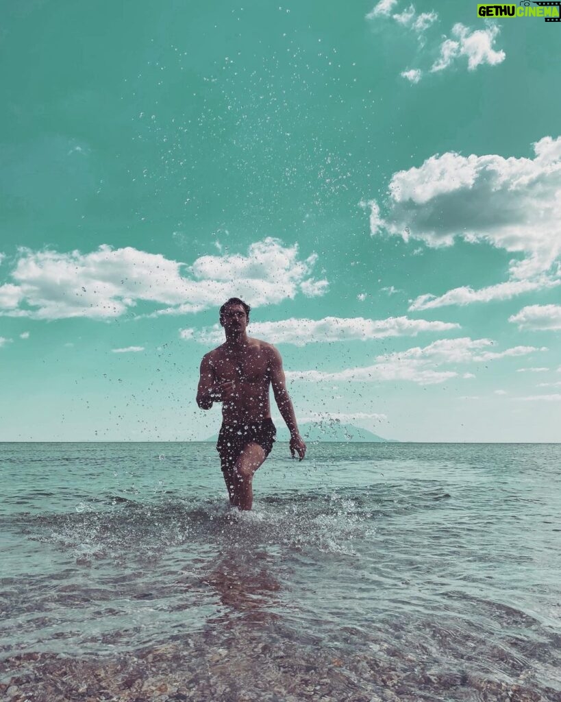 Furkan Andıç Instagram - “Yaşamaya değer… 🌞” Makri