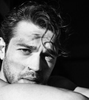Furkan Andıç Instagram - Sanayideki mesaimize devam ediyoruz... Çaylar soğudu gelen giden yok. :)(: 📸: @ermanistahli / @bemanmagazine