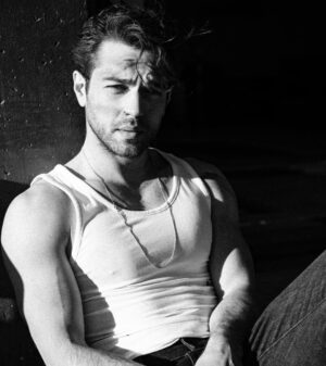 Furkan Andıç Instagram - Sanayideki mesaimize devam ediyoruz... Çaylar soğudu gelen giden yok. :)(: 📸: @ermanistahli / @bemanmagazine