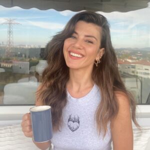Gökçe Bahadır Instagram - Bu akşam @evlilikhkhersey yeni bölümü yayınlanmayacak.🙃Yayınlanacak olan @mahkumdizifox bol şans dilerim.Haftaya salı yeni bölümümüzle ekranda olacağız.Ben iyiyim ☺️arayan,soran herkese teşekkür ederim. Sevgiyle ,sağlıkla kalın… 🧿