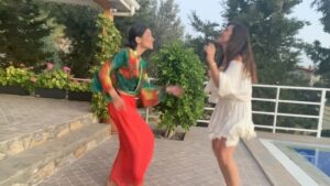 Gökçe Bahadır Instagram - Biz dayanamadık🙈@emirersoy #1977 #hepsiseninmi 😉  @gulaysutcu 😘 💃@mybestfriendstr 🙏😘