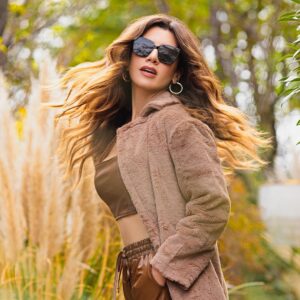 Gökçe Bahadır Instagram - Kasım kadını olduğumdan mı bilmem, bu ayı bir ayrı sevdim hep. Kasım ayında giyinmeyi de bir ayrı seviyorum. Özlemiş oluyorum; derileri, kazakları, peluşları, çizmeleri. Nasıl bir tarihe denk geldi ki 🥰 bugün @trendyolcom da süper indirim günleri başlıyormuş ve 12 Kasım’a kadar devam edecekmiş. Ben de sizin için kombinler hazırladım.İlerleyen  günlerde paylaşmaya devam ediyor olacağım. Videom hikayemde ☺️