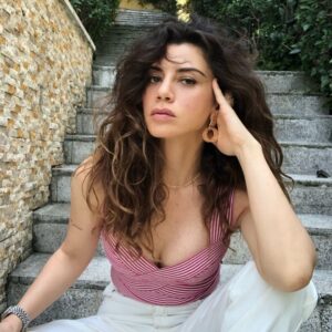 Gökçe Bahadır Instagram - O zaman başlasın merdiven pozları 🔙