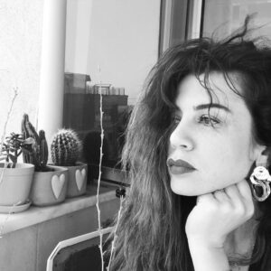 Gökçe Bahadır Instagram - Öyleydi böyleydi şöyleydi ... Ona baktın mı bunu izledin mi ?Çiçeği suladık mı ne kedinin yemeğimi bitmiş...O gün nasıl da gülmüştük ...Hadi ya yapma ya ...Derken bugün de bitti. 11.05.2020 ☺️🙃❤️