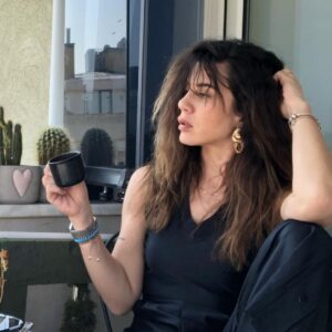 Gökçe Bahadır Instagram - Şöyle kahveni koyup, sevdiğin bir müzik açıp dalıp gitmek.Saat senin saatin☺️😉 #evdekal #elbetbitecek
