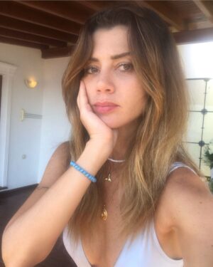Gökçe Bahadır Instagram - Ufff dönüyorummmm 😏 @aysegulafacankoksal mayomun bu kadarı görünüyoo 😘
