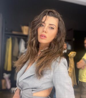 Gökçe Bahadır Instagram - Poz verenler?