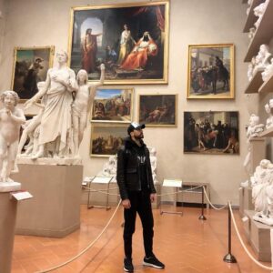Gökhan Alkan Instagram - 🇮🇹 Rönesansın ve sanatçıların başkenti. Orta çağ skolastik karanlığını paramparça eden, akıl ile insanın tekrar uyanışını ve kendini keşfetmesini sağlayan, yeniden doğuşu başlatan şehir.

I -  Arno, Gelato ve Gökhan
II -  Palazzo Vecchio
III - Basilica di Santa Croce
IV - Galleria degli Uffizi 
V -  Ponte Vecchio
VI - Palazzo Pitti, Giardino di Boboli
VII - Piazza del Duomo, Campanile di Giotto
VIII - David di Michelangelo / Galleria dell'Accademia
IX -  Santa Maria del Fiore
X -  Standhal sendromundaki Gökhan