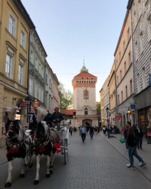 Gökhan Alkan Instagram - 🇵🇱 Smok’u alt eden Krak’ın şehri.

I - Rynek Główny
II - St. Mary’s Basilica
III - Cloth Hall Sukiennice 
IV - Başı kesilmiş mimar anıtı
V - Brama Floriańska
VI - Wawel Royal Castle
VII - Wawel Royal Castle
VIII - Wisła rzeka
IX - Lord’s Transfiguration Church
X - Kazimierz