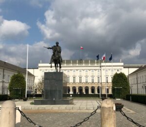Gökhan Alkan Instagram - 🇵🇱 Tarihi boyunca Avrupa coğrafyasından dört kez silinip, küllerinden doğan azimli şehir.

I - Plac Zamkowy
II - Stare Miasto ve Şehrin koruyucusu Syrena
III - Nicolaus Copernicus
IV - Pałace Prezydencki
V - Muzeum Fryderyka Chopina
VI - Barbakan Warszawski
VII - Filharmonia Narodowa
VIII - Saxon Garden 
IX - Varşova ayaklanması anıtı
X - Kraliyet Sarayı