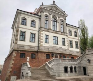 Gökhan Alkan Instagram - 🇵🇱 Tarihi boyunca Avrupa coğrafyasından dört kez silinip, küllerinden doğan azimli şehir.

I - Plac Zamkowy
II - Stare Miasto ve Şehrin koruyucusu Syrena
III - Nicolaus Copernicus
IV - Pałace Prezydencki
V - Muzeum Fryderyka Chopina
VI - Barbakan Warszawski
VII - Filharmonia Narodowa
VIII - Saxon Garden 
IX - Varşova ayaklanması anıtı
X - Kraliyet Sarayı