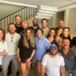Gülse Birsel Instagram - Filmin ilk “mekanda prova” günü. Ayta hariç tüm ekip. 36 derecede böyle neşeyle terleyerek başlayıp Ekim başı gece 10 derecede neşeyle üşüyerek bitirdik. Bu çiçek gibi kadro #yılbaşıgecesi filmiyle çok yakında @disneyplustr ‘ta diyeyim, bilenler bilmeyenlere söylesin. @iremsak @alicanyucesoy @fatihartman @busrapekin @sebnembozoklu @emirbenderlioglu @borankuzum @enistesigelmis @deryakaradas1 @alinaboz @mcengizbozkurt @kubilayqbtuncer @zeyneptroil @nazmisinan @aytasozeri Yönetmenimiz: @aciktan