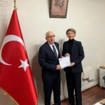 Gülse Birsel Instagram - Gelir İdaresi Başkanlığı’ndan düzenli vergi ödemelerim ve ülke ekonomisine katkılarımdan dolayı bana layık görülen Teşekkür Belgesi’ni Beyoğlu Vergi Dairesi Müdürü Sayın Tuncay Arıbaş’tan aldım. Ben teşekkür ederim. ✨