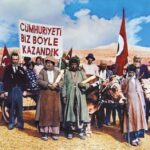 Gülse Birsel Instagram - Başta hepimizin ilham kaynağı önderimiz Mustafa Kemal Atatürk, silah arkadaşları, Cumhuriyet’i Cumhuriyet yapan sanatçısından mühendisine tüm o eşsiz insanlar… Minnettarız. Biz buradayız! Ve bugün ümitle görüyorum ki belki uzun zamandır ilk kez bu kadar duygulu, bu kadar heyecanlıyız! 🇹🇷🇹🇷🇹🇷 Bir Fotoğrafın Hikayesi Kurtuluş Savaşı’nın sembollerinden biri haline gelmiş olan bu meşhur fotoğrafı biliyorsunuz. Bu fotoğraf 1933'te Cumhuriyet'i küçük imkanlarla fakat gururla kutlayan babamın memleketi Uşak'ta çekilmiş. Bu fotoğrafın ilginç ve benimle ilgili hikayesi şöyle başlıyor: Bu fotoğraf 1933 yılının Cumhuriyet Bayramı'nda Uşak'ın ilk fotoğrafçısı Hüsnü Kazım Özler tarafından çekiliyor. Deklanşöre basan kişinin adı babamın deyimiyle "Foto Kazım". Fotoğraftaki siyah ceketli, kravatlı adam ise babamın kuzeni! Uşak'ın henüz Kütahya'ya bağlı bir ilçe olduğu günlerde, ilçenin belediye başkanı olan Kamil Kabalak, dedem Mücahit Asım'ın dayısının oğlu. Bu fotoğraf 1990'lı yılların başında babamın evde bulmasıyla ortaya çıkıyor. Babam eline geçen bu tarihi fotoğrafı Kamil Kabalak'ın Ankara'da yaşayan oğlu Hasan Kabalak'a yolluyor. Onlar da fotoğrafı Genelkurmay Başkanlığı'nın arşivine gönderiyorlar. Genelkurmay arşivine bir hata sonucu fotoğraf 1929'da Ankara'da çekilmiş olarak kaydediliyor. Kamil Kabalak'ın yeğeni Tuğgeneral Zeki Güngör 2007 yılında dayısının bulunduğu bu fotoğrafı resmi bir askeri tesiste "Ankara-1929" tarihiyle görünce düzeltilmesi için dava açıyor ve fotoğrafın Uşak'ta çekildiği tespit ediliyor. Şüphesiz ki bu topraklarda yaşayan her ailenin böyle bir fotoğrafı olmasa da buna benzer birçok İstiklal Savaşı anısı, şehidi, gazisi vardır. Çünkü biz tam da fotoğraftaki gibi "Cumhuriyeti işte böyle kazandık". Şapkalısı, yemenilisi, kravatlısı, sakallısı, saçı kapalısı, saçı görüneni, şalvarlısı, takım elbiselisiyle... Envai çeşit kadın ve erkekle. Milyonlarca, birbirine benzemeyen, ama hepsi de çok vatansever insanla. Yaşasın Cumhuriyet! Gülse Birsel