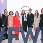 Gülse Birsel Instagram - Müthiş 4 bilim kadınıyla tanıştım. Dr. Burcu Bakır Güngör, Dr. Buse Cevatemre, Doç Dr. Damla Eroğlu Pala ve Doç Dr. Duygu Ağaoğulları. Hayatımızı, dünyayı, geleceği değiştirecek 4 müthiş proje üzerinde çalışan, 4 çok güzel, çok zeki, başarılı, çalışkan bilim kadını. L'Oréal Grup dünyada 24, Türkiye’de ise tam 20 yıldır UNESCO iş birliğiyle “Bilim Kadınları İçin” programını hayata geçiriyor, her yıl seçilen bilim kadınlarına destek veriyor. Bu programın ülkemizdeki 20. yılını, benim de onur konuğu olarak katıldığım basın toplantısıyla kutladık. Bilim alanında ortaya çıkarttıkları çalışmalar ve çarpıcı buluşlarına rağmen kadınlar, bu konuda hak ettikleri yeri bulamıyor. Ancak bu algı, “Bilim Kadınları İçin” programıyla giderek değişiyor. Türkiye’de 20 yıldır bilimin geleceğine yön veren, bilimde cinsiyet eşitliğine dikkat çekerek rol modeller yaratılmasına katkı sağlayan “Bilim Kadınları İçin” programının bir parçası olmaktan gurur ve mutluluk duyuyorum. @lorealturkey_ #forwomeninscience #bilimkadınlarıiçin