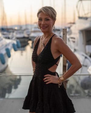 Gülse Birsel Instagram - Çeşme’cilik. Sonraki post’larda ziyadesiyle ünlü olacak, iyi çıktığım foto arada kaynamasın diye ayrı koydum. @cesmemarinayachtclub