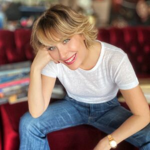 Gülse Birsel Instagram - 11 Mart önümüzdeki yıllarda hep Türkiye’de ilk Covid vakasının görüldüğü tarih olarak hatırlanacak. Siz öyle yapmayın. Siz fotoğraftaki ay yüzlü, altın kalpli, sizi hep güldürmüş ve güldürmeye devam edecek bu çiçek gibi, kelebek gibi şahsın doğum günü olarak hatırlayın. (12 Mart’ta çıkamadı di mi o ilk vaka!)
