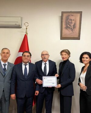 Gülse Birsel Instagram - Gelir İdaresi Başkanlığı’ndan düzenli vergi ödemelerim ve ülke ekonomisine katkılarımdan dolayı bana layık görülen Teşekkür Belgesi’ni Beyoğlu Vergi Dairesi Müdürü Sayın Tuncay Arıbaş’tan aldım. Ben teşekkür ederim. ✨