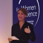 Gülse Birsel Instagram - Müthiş 4 bilim kadınıyla tanıştım. Dr. Burcu Bakır Güngör, Dr. Buse Cevatemre, Doç Dr. Damla Eroğlu Pala ve Doç Dr. Duygu Ağaoğulları. Hayatımızı, dünyayı, geleceği değiştirecek 4 müthiş proje üzerinde çalışan, 4 çok güzel, çok zeki, başarılı, çalışkan bilim kadını. L'Oréal Grup dünyada 24, Türkiye’de ise tam 20 yıldır UNESCO iş birliğiyle “Bilim Kadınları İçin” programını hayata geçiriyor, her yıl seçilen bilim kadınlarına destek veriyor. Bu programın ülkemizdeki 20. yılını, benim de onur konuğu olarak katıldığım basın toplantısıyla kutladık. Bilim alanında ortaya çıkarttıkları çalışmalar ve çarpıcı buluşlarına rağmen kadınlar, bu konuda hak ettikleri yeri bulamıyor. Ancak bu algı, “Bilim Kadınları İçin” programıyla giderek değişiyor. Türkiye’de 20 yıldır bilimin geleceğine yön veren, bilimde cinsiyet eşitliğine dikkat çekerek rol modeller yaratılmasına katkı sağlayan “Bilim Kadınları İçin” programının bir parçası olmaktan gurur ve mutluluk duyuyorum. @lorealturkey_ #forwomeninscience #bilimkadınlarıiçin