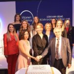 Gülse Birsel Instagram - Müthiş 4 bilim kadınıyla tanıştım. Dr. Burcu Bakır Güngör, Dr. Buse Cevatemre, Doç Dr. Damla Eroğlu Pala ve Doç Dr. Duygu Ağaoğulları. Hayatımızı, dünyayı, geleceği değiştirecek 4 müthiş proje üzerinde çalışan, 4 çok güzel, çok zeki, başarılı, çalışkan bilim kadını. L'Oréal Grup dünyada 24, Türkiye’de ise tam 20 yıldır UNESCO iş birliğiyle “Bilim Kadınları İçin” programını hayata geçiriyor, her yıl seçilen bilim kadınlarına destek veriyor. Bu programın ülkemizdeki 20. yılını, benim de onur konuğu olarak katıldığım basın toplantısıyla kutladık. Bilim alanında ortaya çıkarttıkları çalışmalar ve çarpıcı buluşlarına rağmen kadınlar, bu konuda hak ettikleri yeri bulamıyor. Ancak bu algı, “Bilim Kadınları İçin” programıyla giderek değişiyor. Türkiye’de 20 yıldır bilimin geleceğine yön veren, bilimde cinsiyet eşitliğine dikkat çekerek rol modeller yaratılmasına katkı sağlayan “Bilim Kadınları İçin” programının bir parçası olmaktan gurur ve mutluluk duyuyorum. @lorealturkey_ #forwomeninscience #bilimkadınlarıiçin
