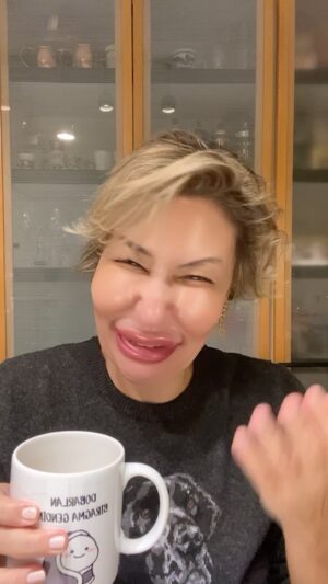 Gülse Birsel Instagram - Bu kadından 8 tane filan tanıyorum. Niye? Niyee? @gupseo cevabını bekliyorum. Botoksunu dolgunu yaptır, kahveni al gel. @hepsiburada