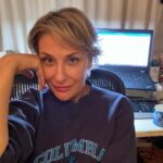 Gülse Birsel Instagram - Bir kupa kahve, bir (mümkünse eski) sweatshirt, bir laptop. Tercihen manzarasız küçük bir odada tek başına birkaç saat ekrana bak. Hikayeye yeterince ısınınca klavyenin tuşlarına ufaktan basmaya başla. Karakterler odanda dolaşıp seninle muhabbet etmeye başlayınca hamurun pişme kıvamına yaklaşmış demektir.