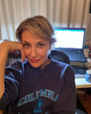 Gülse Birsel Instagram - Bir kupa kahve, bir (mümkünse eski) sweatshirt, bir laptop. Tercihen manzarasız küçük bir odada tek başına birkaç saat ekrana bak. Hikayeye yeterince ısınınca klavyenin tuşlarına ufaktan basmaya başla. Karakterler odanda dolaşıp seninle muhabbet etmeye başlayınca hamurun pişme kıvamına yaklaşmış demektir.