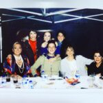 Gülse Birsel Instagram - 2017 Ekim. Silivri’de #ailearasında düğün sahneleri çekimi ve feci soğuk bir gece. (Evet düğün sahnelerini Adana’da değil Silivri’de bir evde çekmiştik.) Dün yıllar sonra aynı parkayı giyip elimi cebime atınca bu fotoğrafı buldum. (Polaroid makina Derya’nındı ve fotoğrafları kimseye vermiyordu. Muhtemelen çalmışım ben bunu.) @temedragve @devrimyakut @devinozgurcinar @aytasozeri @fatihartman @deryakaradas1