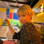Gülse Birsel Instagram - Bi yandan çektiğim arkadaşa fotoğrafını gösterirken diğer yandan başka arkadaşa poz veriyorum. İnstagram bize neler ettin.