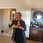 Gülse Birsel Instagram - Kulisteki ikramlarla foto çektirip sonra badem sütü içen ünlülerden değilim. Yerim. Çünkü kurur bunlar, yarına kalmaz evladım, günah.