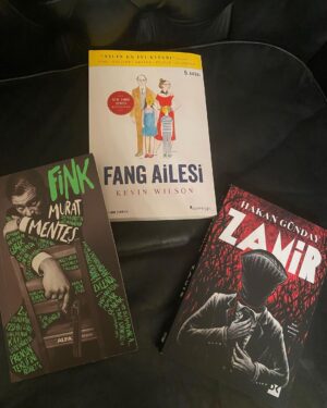 Gülse Birsel Instagram - “Kaliteli zaman” anlayışım ilkokuldan beri aynı: Ballı süt, battaniye, kitap. Kitapları da yan tarafa ekledim, merak eden olur diye. Murat Menteş’le Hakan Günday’a zaten hayranız. Bu Kevin Wilson’ın da “Nothing to See Here”ını okuyup bayılınca bunu aldım, meğer daha eski kitabıymış. Öyle. Biz sanatçılar hafta sonları böyle hayatlar, böyle çılgınlıklar…
(Evet balda şeker var, süt ürünleri de öyle böyle. Bi ballı sütüm var ona da karışmayın ha.)