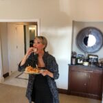 Gülse Birsel Instagram - Kulisteki ikramlarla foto çektirip sonra badem sütü içen ünlülerden değilim. Yerim. Çünkü kurur bunlar, yarına kalmaz evladım, günah.