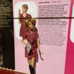 Gülse Birsel Instagram - Dün akşam Rahmi Koç Müzesi’nde açılışı yapılan Çağlar Boyu Bebek sergisinde 2 yıl önce üretilen Gülse Barbie bebek de sergilendi. Fotoğrafta 3 Türk kadınının Barbie’si var: Milli sörfçümüz @caglakubat , milli yüzücümüz @sumeyyeboyacii ve ben. Büyük gurur ve ne güzel bir kutlama. Bu arada sergi müthiş. Gidin görün. 🪆🎎 @rahmi_m_koc_muzesi @mattel @barbie 📷 @zeynelabidin